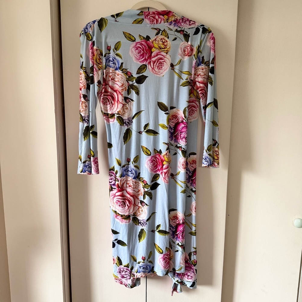 Posh Peanut Maternity Robe in Country Rose Light Blue Florals Size Small - Picture 4 of 5